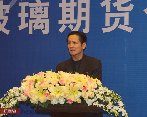 中國建筑玻璃與工業(yè)玻璃協(xié)會(huì )常務(wù)副秘書(shū)長(cháng)周志武